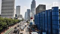 Aktivitas proyek pembangunan Mass Rapid Transit (MRT) Fase 2A Bundaran HI-Harmoni di Jalan MH Thamrin, Jakarta, Senin (14/3/2022). Proyek MRT Fase 2A memiliki panjang jalur kurang lebih 6,3 Km. (merdeka.com/Iqbal S. Nugroho)