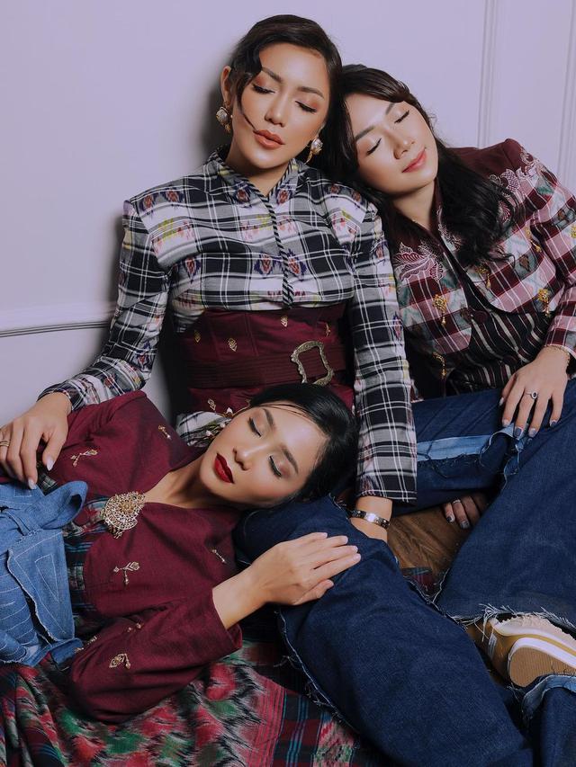 6 Pemotretan Puput Nastiti Bareng Jessica Iskandar dan Bunga Zainal, Bikin Pangling