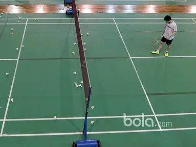 Kevin Sanjaya tengah berlatih serius mempersiapkan diri guna mengikuti Kejuaraan All England 2017 di Cipayung, Jakarta Timur, Kamis (2/3/2017). (Bola.com/Nicklas Hanoatubun)