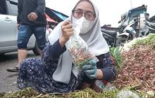 Zaman Lagi Susah, Wanita Ini Rela Mulung Sayuran di Pasar Induk Kramat Jati Dibanjiri Pujian dari Netizen