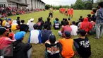 Ratusan suporter berkumpul di pinggir lapangan menyaksikan sesi latihan Persija di NYTC, Sawangan, Depok, Selasa (24/1). Jelang kompetisi musim 2017, Persija melakukan latihan rutin di National Youth Training Centre. (Liputan6.com/Helmi Fithriansyah)