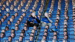 Topeng Jamie Vardy terpasang di setiap bangku King Power Stadium, Inggris, Senin (26/12). Leicester City menyuarakan keberatannya karena banding untuk kartu merah  Jamie Vardy tidak dikabulkan FA. (REUTERS/ Carl Recine)