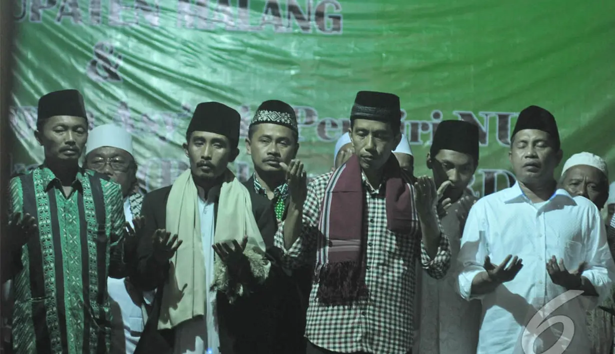 Jokowi didoakan oleh para ulama setempat usai menandatangani surat pernyataan kesediaan manjadikan 1 Muharram sebagai Hari Santri Nasional, Malang, Jumat (27/6/2014) (Liputan6.com/Herman Zakharia)