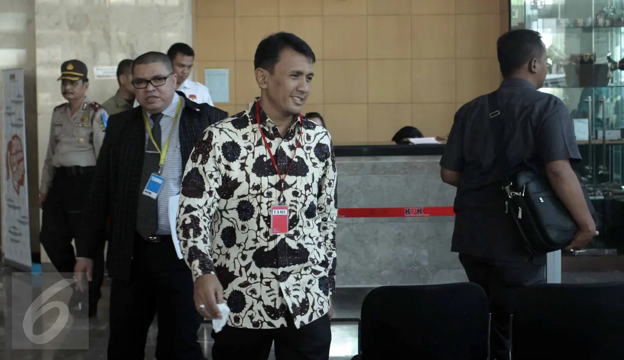 Gubernur Sumatera Utara ,Gatot Pujo Nugroho saat berada di ruang tunggu Gedung KPK, Jakarta, Rabu (22/7/2015). Gatot Pujo Nugroho diperiksa sebagai saksi kasus suap hakim PTUN Medan. (Liputan6.com/Helmi Afandi)