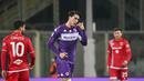 Penyerang Fiorentina, Dusan Vlahovic (tengah) berselebrasi usai mencetak gol ke gawang Sampdoria pada pertandingan lanjutan Liga Serie A Italia di stadion Artemio Franchi di Firenze, Italia (30/11/2021). Fiorentina menang atas Sampdoria 3-1. (Massimo Paolone/LaPresse via AP)