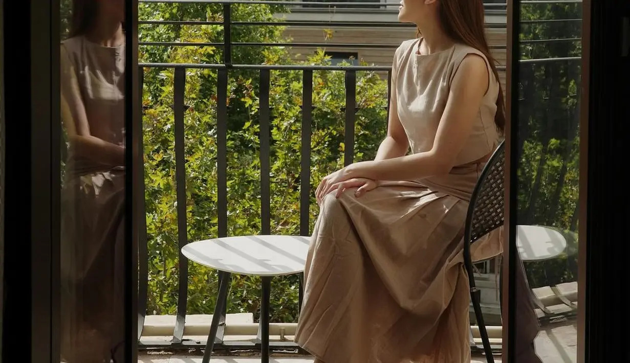 Aaliyah Massaid yang juga baru saja resmi dipersunting oleh Thariq Halilintar, memilih untuk honeymoon ke Italia. Di sini beberapa potret yang diunggahnya, Aaliyah mengenakan setelan serba cokelat; atasan tanpa lengan dan rok panjang. [Foto: Instagram/thariqhalilintar]