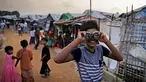 Seorang bocah Rohingya melihat melalui teropong mainan pada perayaan Idul Adha di kamp pengungsi Kutupalong, Bangladesh, Rabu (22/8). Hampir setahun mereka menghuni kamp ini usai kabur menghindari represi militer di Negara Bagian Rakhine. (AP/Altaf Qadri)