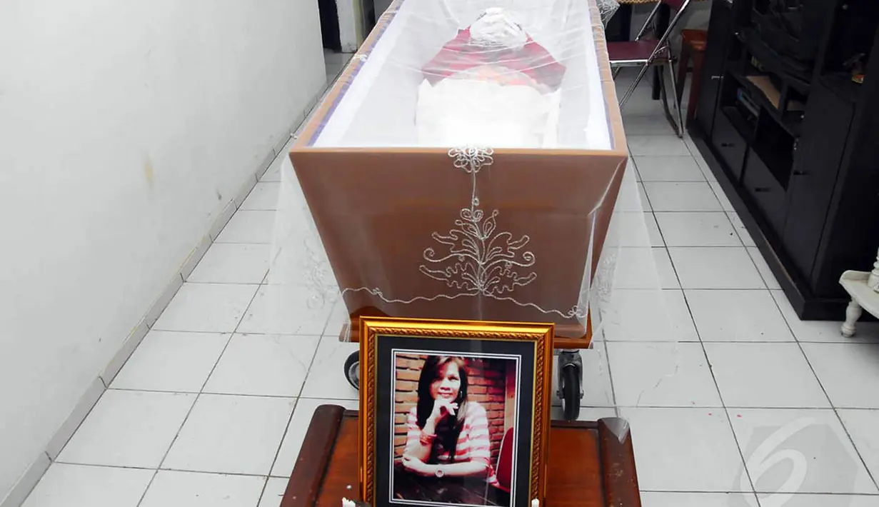 Jenazah ibunda dari pria yang kerap disapa Ijonk itu disemayamkan di rumah duka Komplek La Rissa Pamulang, Jakarta, Rabu (4/6/14). (Liputan6.com/Miftahul Hayat)