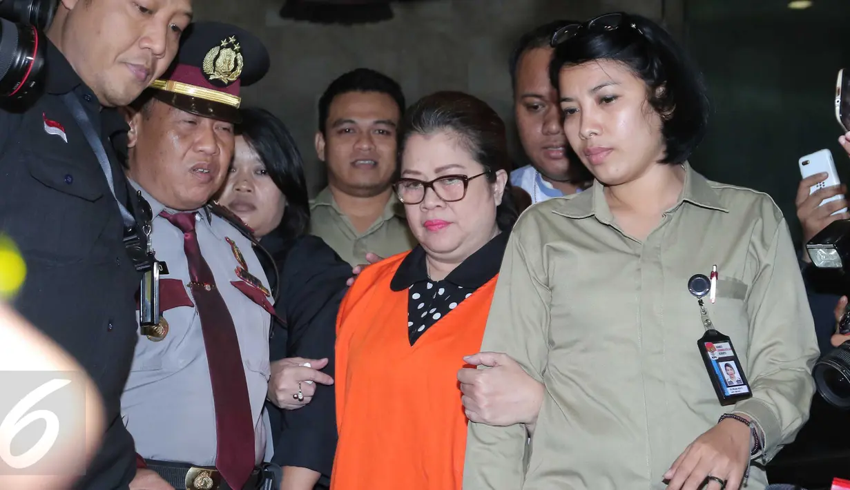 Anggota DPR F-Hanura Dewie Yasin Limpo (tengah) mengenakan baju tahanan usai pemeriksaan di KPK, Jakarta, Kamis (22/10). Dewie resmi ditahan KPK terkait kasus suap proyek Pembangkit Listrik Tenaga Mikrohidro (PLTMH) di Papua. (Liputan6.com/Angga Yuniar)