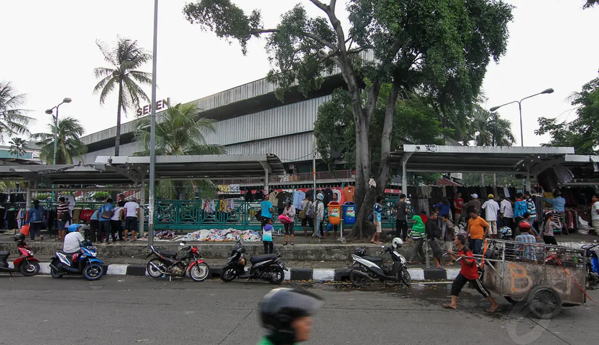 Bahu jalan terlihat dijadikan tempat parkir sepeda motor orang yang ingin melihat-lihat barang dagangan yang ditawarkan para pedagang Pasar Senen, Minggu (27/4/14). (Liputan6.com/Faizal Fanani)