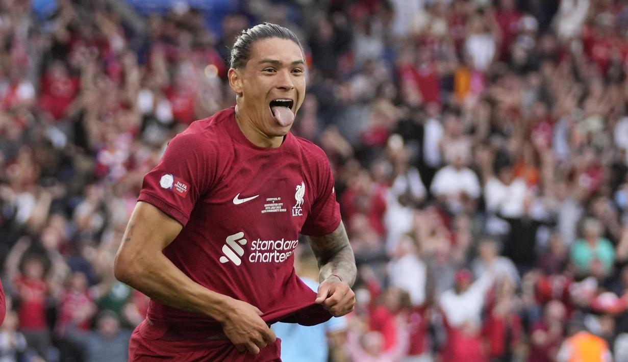 Pemain Liverpool, Darwin Nunez merayakan gol ketiga timnya saat laga Community Shield 2022/2023 melawan Manchester City di King Power Stadium, Sabtu (30/07/2022). (AP/Frank Augstein)