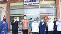 Calon Gubernur Sumatera Barat (Sumbar) nomor urut 1 Mulyadi (ketiga dari kiri) menawarkan program Bantuan Langsung Tunai (BLT) keluarga yang betul-betul sudah tidak mampu menghadapi pandemi Covid-19. (Ist)