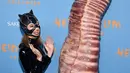 <p>Heidi Klum (kanan) berpose dengan putrinya Leni Klum saat menghadiri pesta Halloween tahunan di Sake No Hana, Moxy Lower East Side, New York, Amerika Serikat, 31 Oktober 2022. Seluruh tubuh Heidi Klum tertutup, kecuali mata dan mulutnya. (Photo by Evan Agostini/Invision/AP)</p>