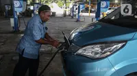 Pengemudi taksi biru Blue Bird menambah daya kendaraannya di tempat Pengisian daya mobil listrik di kantor Pusat Blue Bird, Jakarta, Rabu (9/8/2023).  (Liputan6.com/Johan Tallo)