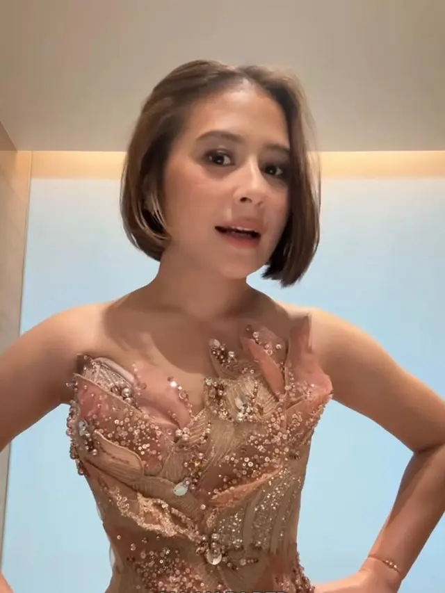 Gaya Prilly Latuconsina di Red Carpet Film Terbaru Kim Seon Ho dan Go Youn Jung, Sempat Drama Risleting Lepas hingga Akui Insecure Pakai Dre