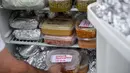 Sejumlah makanan disimpan di kulkas solidaritas atau solidarity fridge di pinggir trotoar Galdakao, utara Spanyol, Senin (31/5). Diperkirakan keberadaan kulkas itu telah menyelamatkan sekitar 200-300 kg makanan dari tempat sampah. (Ander GILLENEA/AFP)