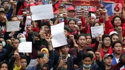 Mahasiswa dari sejumlah perguruan tinggi bersama kelompok buruh melakukan aksi unjuk rasa di kawasan Patung Kuda, Jalan Medan Merdeka Barat, Jakarta, Senin (28/10/2019). Dalam aksinya, mereka menuntut penuntasan agenda reformasi. (Liputan6.com/Helmi Fithriansyah)