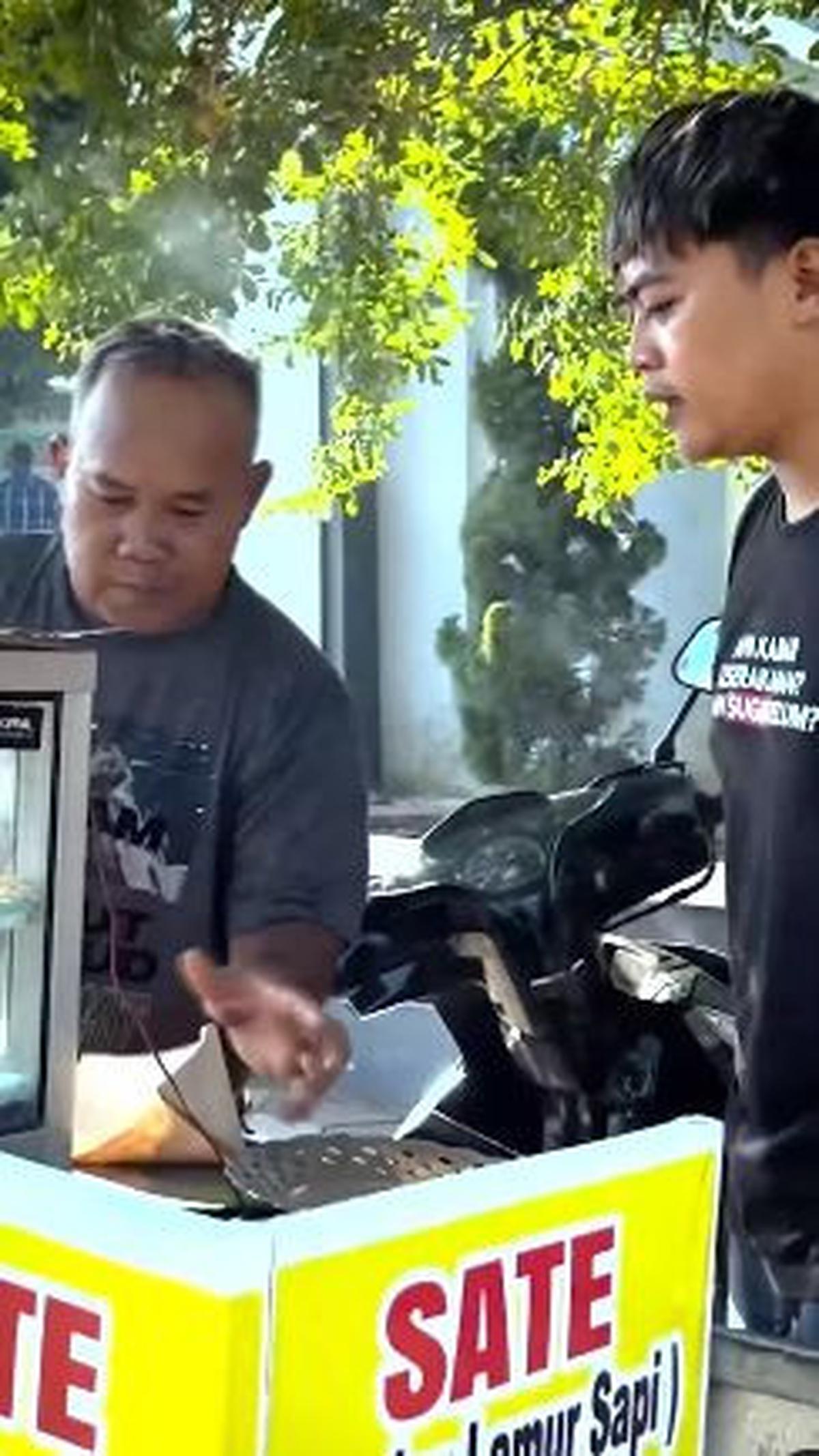 "Ratusan tusuk bisa terjual sehari. Satu porsinya seharga Rp2 ribu," ujarnya.