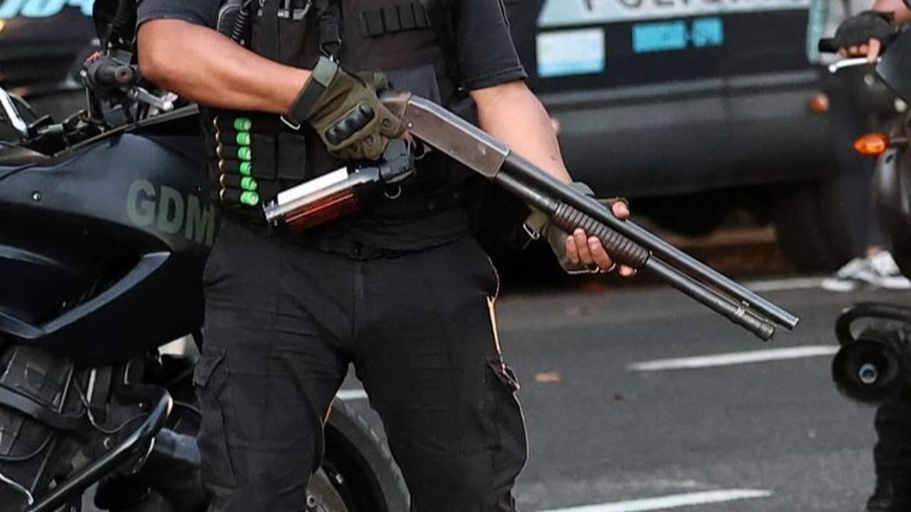 FOTO: Panas! Aksi Protes Menentang Reformasi Ekonomi Argentina Berujung Bentrok, Polisi Bertameng Bidik Massa Ricuh dengan Shotgun