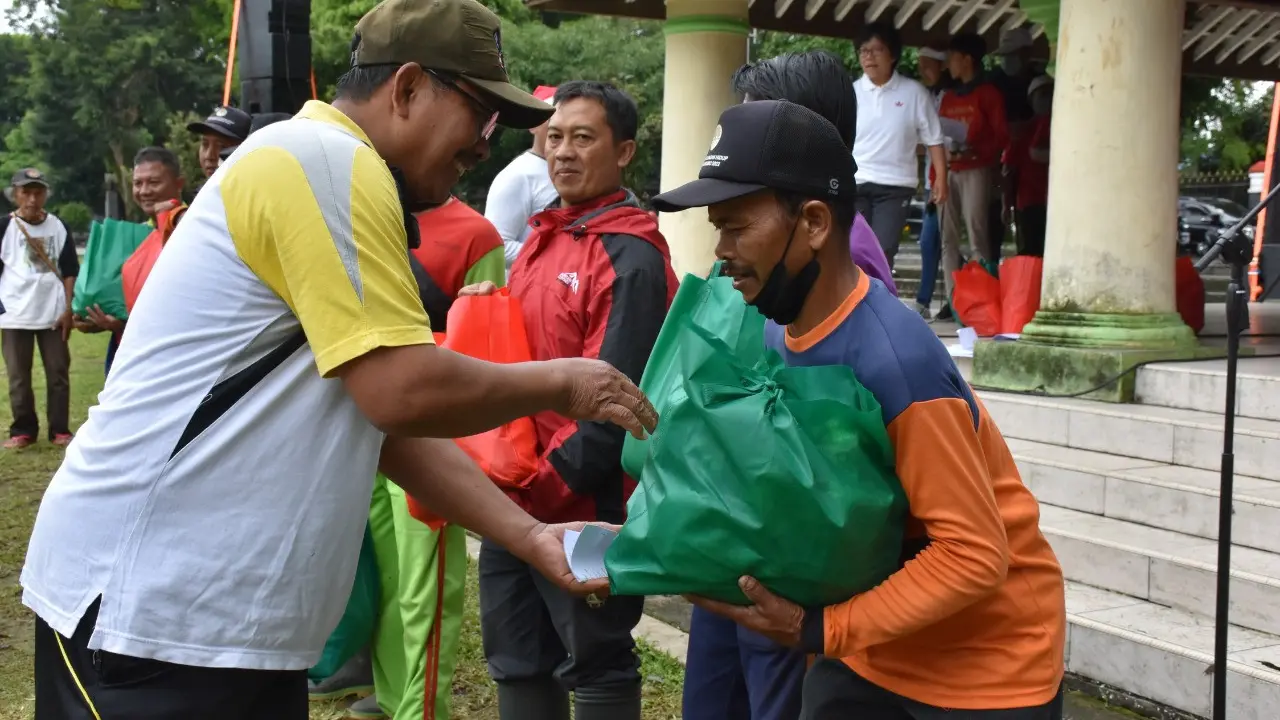 Menyambut Hari Raya Natal 2022 dan Tahun Baru 2023, umat Kristiani PNS dan non-PNS di lingkungan Pemerintah Kabupaten Wonosobo mengadakan Persekutuan ASN Kristiani, peduli kasih, di Alun-alun Wonosobo. (Foto: Liputan6.com/Pemkab Wonosobo)