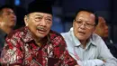 Ketua Dewan Pembina Oetojo Oesman, bersama Ketua Presidium Soksi Laurens Siburian saat menggelar jumpa pers di Jakarta, Selasa (28/2). Dan juga Soksi pimpinan Rusli Zainal dan Soksi pimpinan Lawrence TP Siburian. (Liputan6.com/JohanTallo)