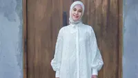 Cantiknya Paula Verhoeven dalam balutan baju Lebaran lace berwarna putih. Paula tampil semakin elegan mengenakan hijab putih polos yang serasi. [Foto: Instagram/paula_verhoeven]