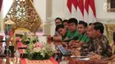 Presiden Joko Widodo (Jokowi) menerima skuad Tim Nasional (Timnas) Indonesia U-16 di Istana Merdeka, Jakarta, Kamis (4/10). Presiden Jokowi mengapresiasi perjuangan Garuda Muda di Piala Asia 2018. (Liputan6.com/Angga Yuniar)