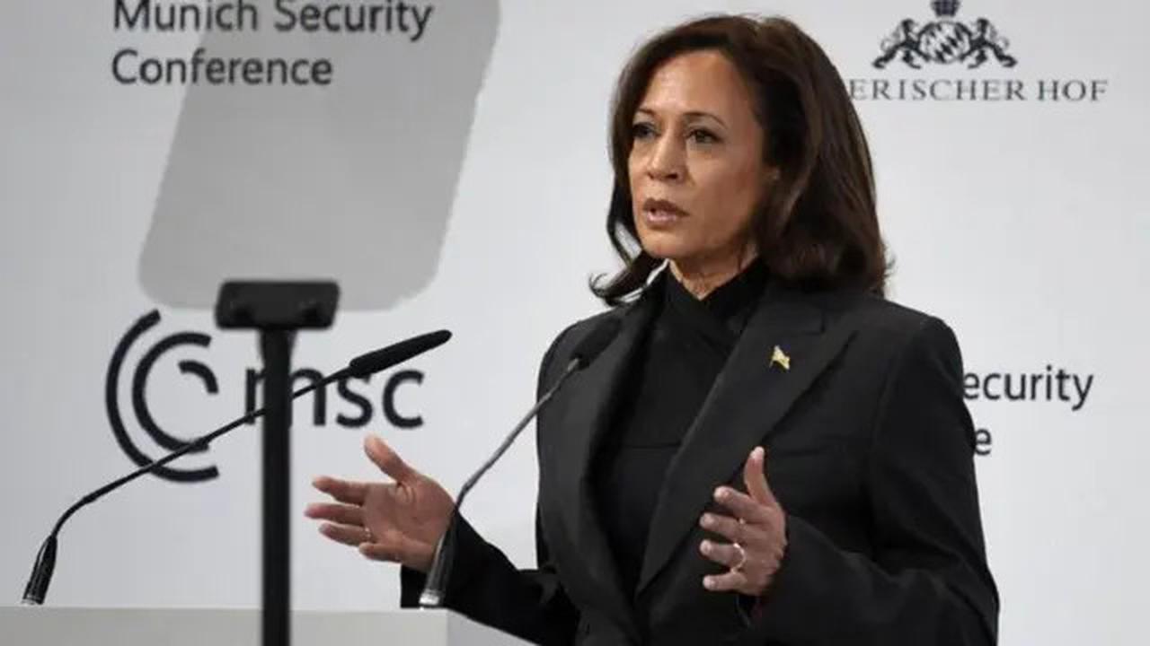 Barack Obama Mendadak Ngerap Lagu Eminem di Acara Kampanye Kamala Harris