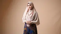 7 Inspirasi Model Batik Hijab Syari Elegan untuk Peringati Hari Batik 2 Oktober 2025