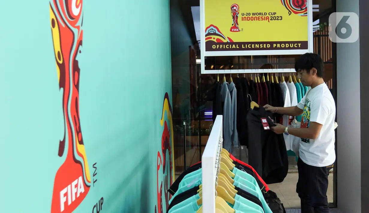 <p>Rian D'Masiv melihat-lihat merchandise Piala Dunia U-20 2023 di Jakarta. (Liputan6.com/Herman Zakharia)</p>