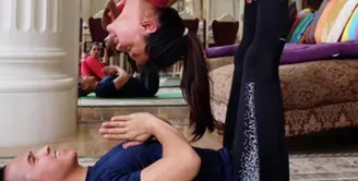 Olahraga yoga kini sedang menjadi tren di banyak kalangan, terlebih kalangan selebriti yang melirik olahraga meditasi ini. Salah satunya putri dari Anang dan Ashanty, Aurel Hermansyah. (via instagram/@penyogastar)