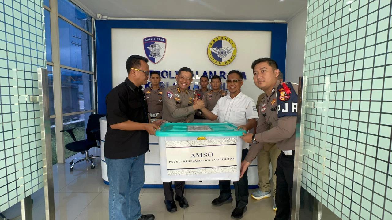 Operasi Lilin 2025, Masyarakat Beri Obat-obatan untuk Personel Korlantas Polri