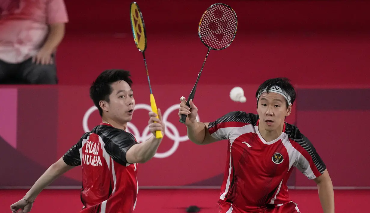 Pasangan ganda putra Indonesia, Marcus Gideon dan Kevin Sanjaya bertemu dengan pasangan Taiwan sekaligus peringkat tiga dunia, Lee Yang dan Wang Chi-Lin di pertandingan terakhir Grup A. (Foto: AP/Dita Alangkara)