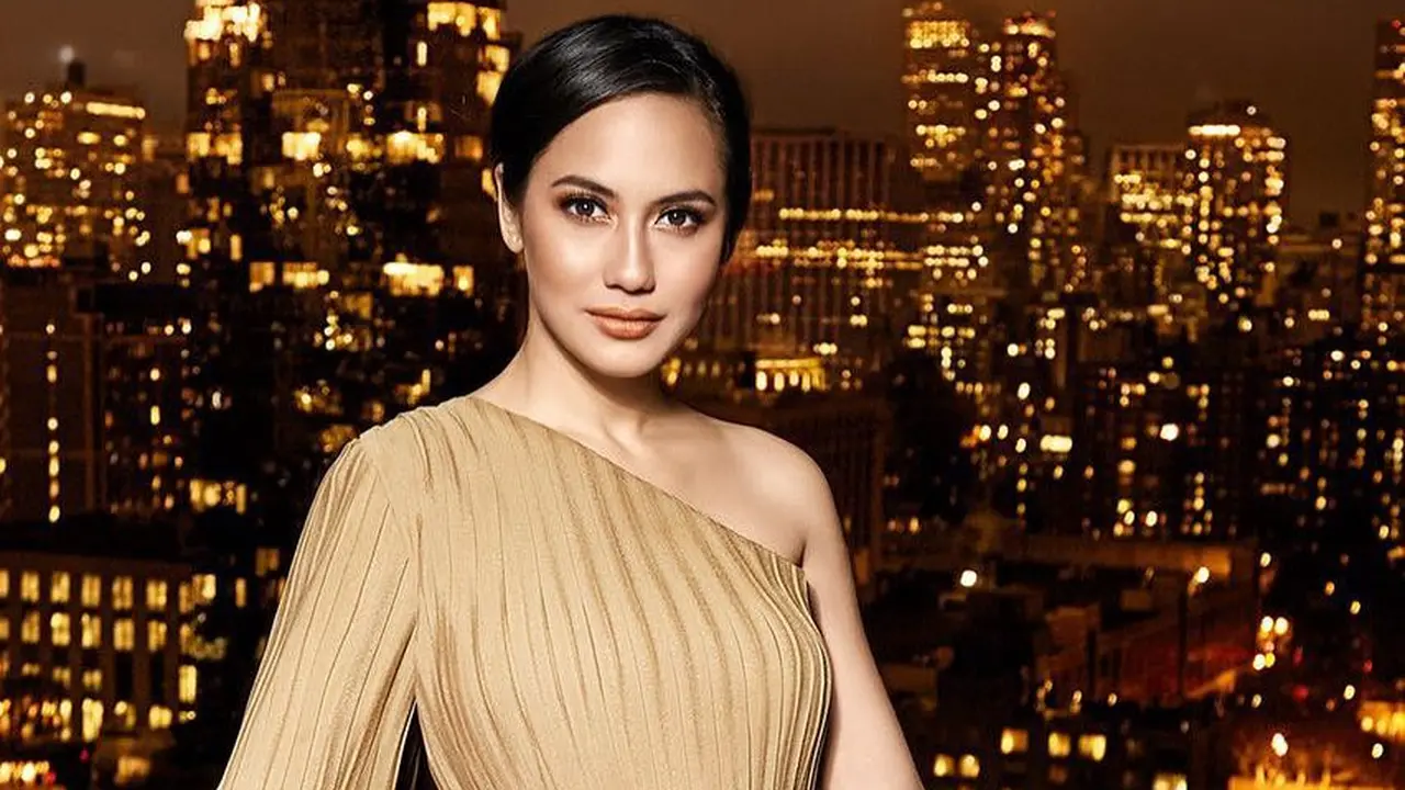 [Bintang] Super Glowing, Pevita Pearce dengan Konsep Makeup Shimmery Gold yang Glamor
