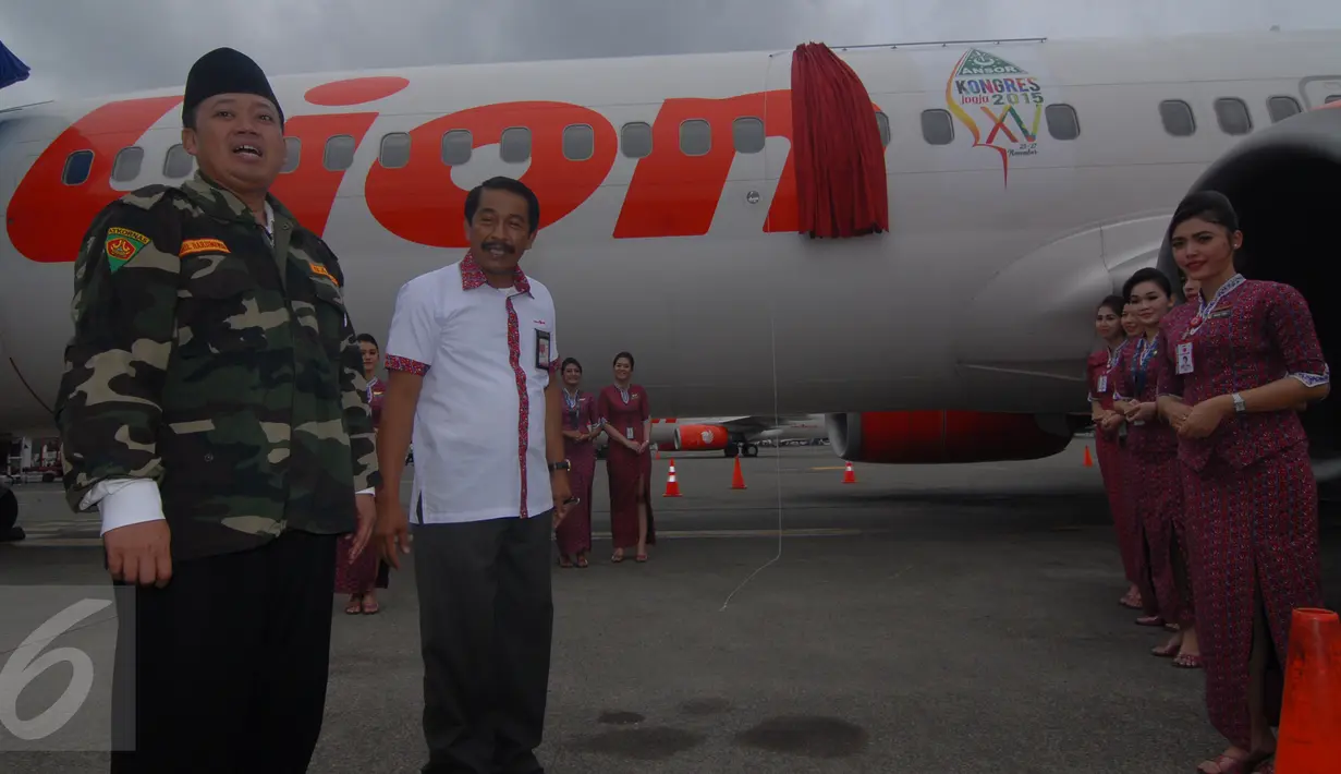 Ketua Gerakan Pemuda Ansor Nusron Wahid (kiri) dan Dirut Lion Air Edwar Sirait di Bandara Soetta, Tangerang, (24/11). Lion Air meluncurkan pesawat "Official Airline" dalam rangka Silaturahim Akbar dan Konsgres XV GP Ansor. (Liputan6.com/Angga Yuniar)