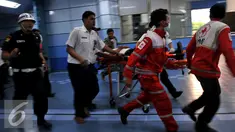 Petugas PMI dibantu aparat membawa Masinis kereta rel listrik yang terjepit di Stasiun Juanda, Jakarta, Kamis (23/9/2015). KRL nomor 1156 rute Kota - Bogor menabrak KRL 1154 tujuan sama saat tengah stand by di Stasiun Juanda. (Liputan6.com/Gempur M Surya)