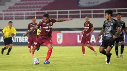 Penyerang Persis, Alberto Goncalves berusaha mencetak gol saat laga pembuka Liga 2 2021/2022 antara Persis Solo melawan PSG Pati di Stadion Manahan, Solo, Minggu (26/09/2021) malam WIB. Persis Solo menang 2-0. (Bola.com/Vincentius Atmaja)