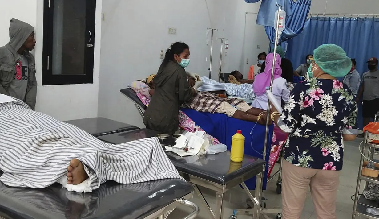Korban banjir menerima perawatan medis di sebuah rumah sakit di Pulau Lembata, provinsi Nusa Tenggara Timur, Minggu (4/5/2021).  Bencana banjir bandang telah menewaskan lebih dari 70 orang dan puluhan hilang serta membuat ribuan orang mengungsi. (AP Photo/Ricko Wawo)