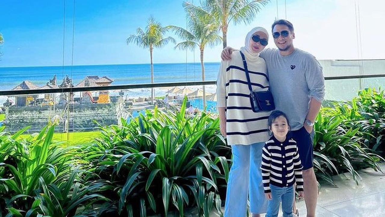 Terbaru, Dian Pelangi bersama keluarga kecilnya sedang menikmati momen liburan di Bali. Dian Pelangi bersama sang suami, Sandy Nasution serta sang anak, Rumi.