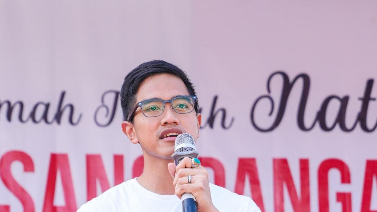 Kaesang Gelar Safari Politik di Maumere, Sapa Warga hingga Beli Kain Tenun