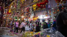 Orang-orang berbelanja barang-barang dekoratif, lampu tanah liat, dan lampu listrik untuk menghias rumah dan toko mereka menjelang festival Diwali di New Delhi, India, Kamis, 20 Oktober 2022. Diwali, festival lampu, akan dirayakan pada 24 Oktober. (AP Photo/Bhumika Saraswati)