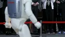 Robot humanoid buatan Honda motors Asimo saat beraksi bermain bola di Miraikan, Tokyo , Jepang , (7/4). Miraikan adalah Museum Nasional Sains dan Inovasi yang ada di Jepang. (REUTERS / Issei Kato)