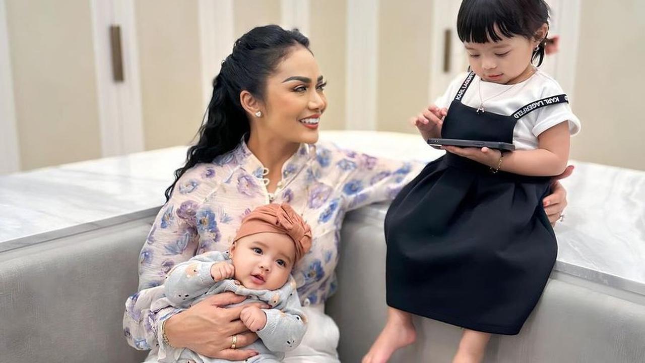 Bahagianya Krisdayanti Nikmati Waktu Bareng Kedua Cucu Cantik, Si Bungsu Azura Bikin Salfok