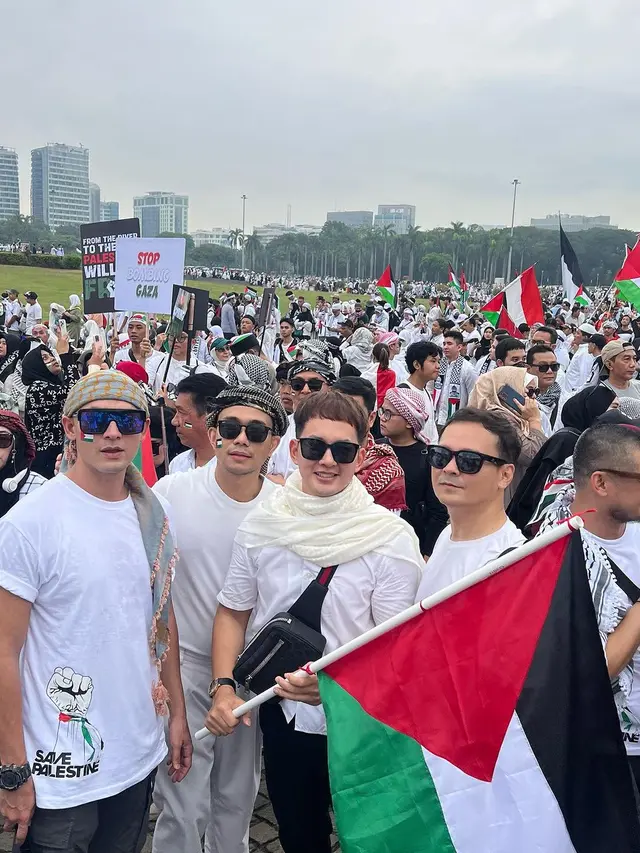9 Potret Artis Turun ke Jalan Ikut Aksi Bela Palestina di Monas, Banjir Pujian