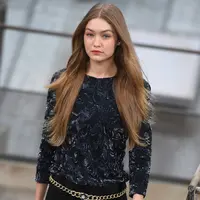 Model Gigi Hadid berjalan di catwalk mengenakan outfit serba hitam koleksi desainer Virginie Viard ready-to-wear 2020 dari rumah mode Chanel di Paris Fashion Week, di Prancis (1/10/2019). (AFP Photo/Christophe Archambault)