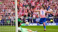 Alexander Sorloth, penyerang Atletico Madrid, merayakan gol keduanya ke gawang Real Madrid yang dijaga Thibaut Courtois dalam laga La Liga di Stadion Metropolitano - AP Photo/Manu Fernandez