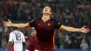 Ekspresi pemain AS Roma, Edin Dzeko, setelah mencetak gol kedua ke gawang Bayer Leverkusen dalam laga Grup E Liga Champions di Stadion Olimpico, Roma, Kamis (5/11/2015) dini hari WIB. (Reuters/Max Rossi)