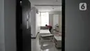 Petugas menyiapkan perlengkapan ruang isolasi Rumah Sakit Darurat Penanganan COVID-19 di Wisma Atlet, Kemayoran, Jakarta, Minggu (22/3/2019). RS Darurat Penanganan COVID-19 siap dioperasikan besok. (merdeka.com/Iqbal S. Nugroho)
