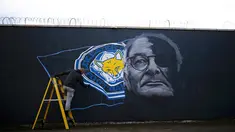  Seniman Richard Wilson saat membuat mural manajer Leicester City Claudio Ranieri di Leicester, Inggris 29 April 2016. (REUTERS / Darren Staples)