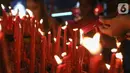 Warga keturunan Tionghoa membakar dupa pada malam perayaan Tahun Baru Imlek 2571 di Vihara Boen Tek Bio, Pasar Lama, Tangerang, Jumat (24/1/2020). Memasuki Tahun Baru Imlek 2571 digunakan warga untuk memanjatkan doa yang baik. (Liputan6.com/Fery Pradolo)